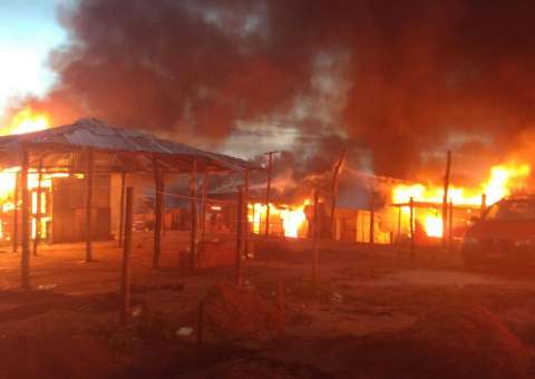 Incêndio destrói invasão onde corpo de PM desaparecido foi encontrado