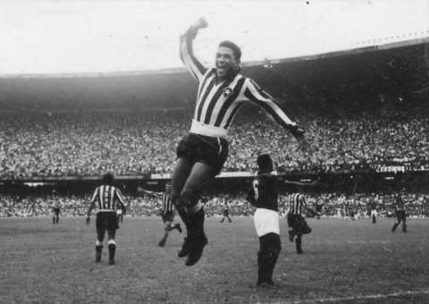 Corpo do craque Garrincha sumiu