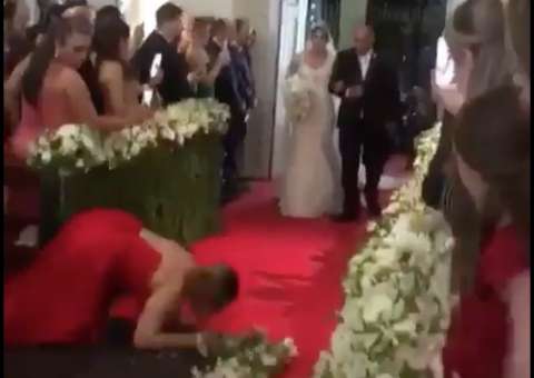 Convidada desastrada destrói decoração e cai no meio da entrada triunfal da noiva 