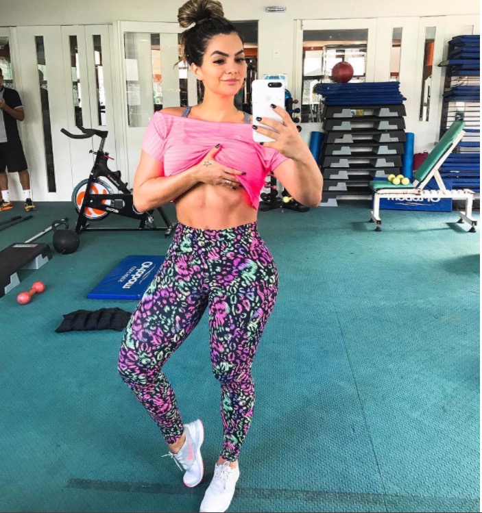 Kelly Key exibe barriga sarada quatro meses após dar à luz