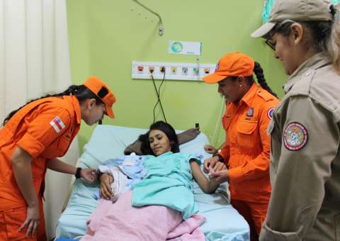 Bombeiras fazem parto de grávida dentro de carro em Manaus