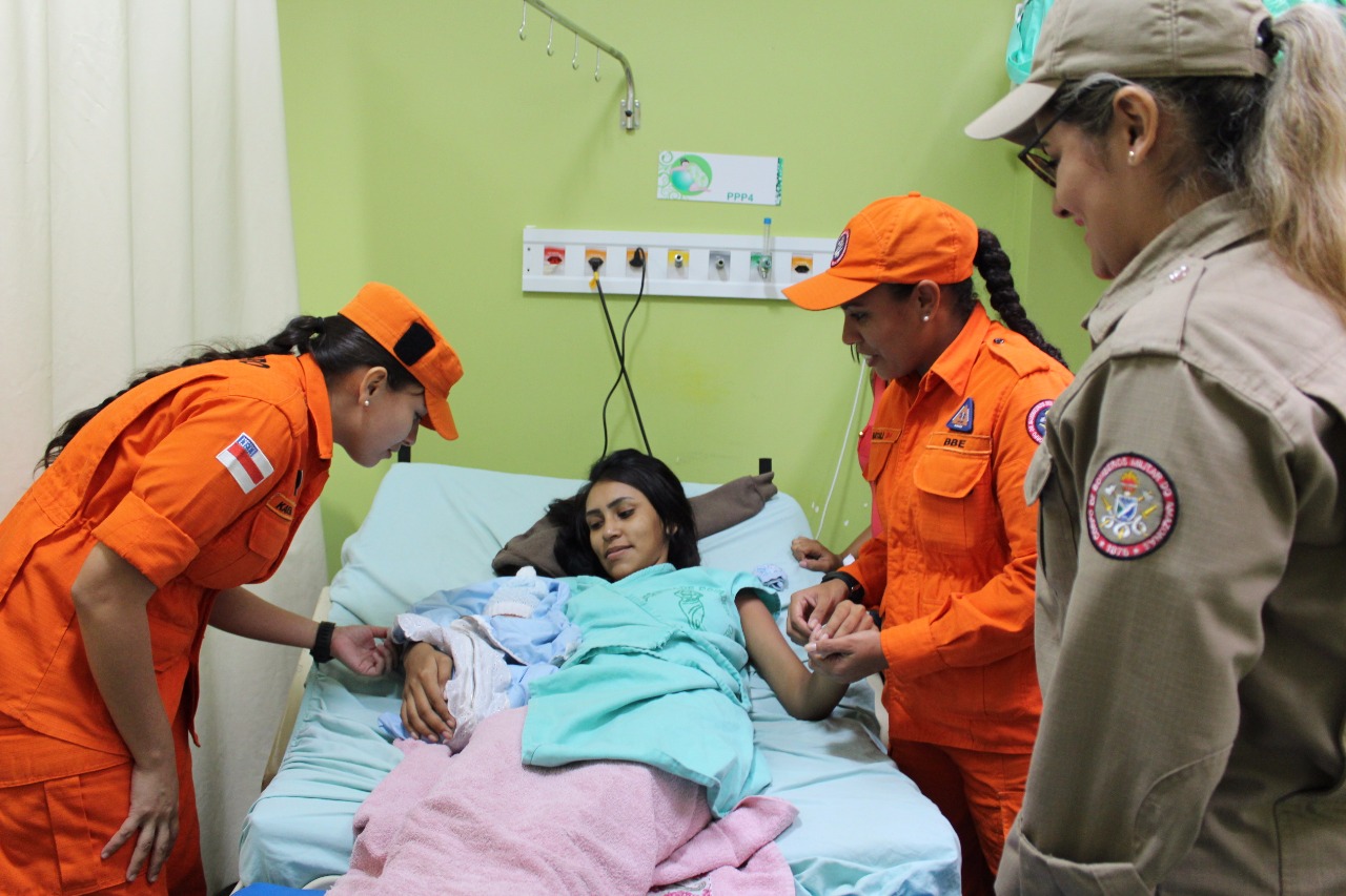 Bombeiras fazem parto de grávida dentro de carro em Manaus