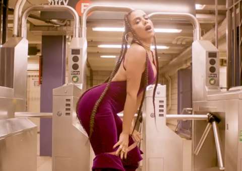 Anitta surge com axila bizarra e internautas não perdoam