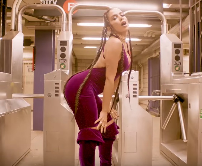 Anitta surge com axila bizarra e internautas não perdoam