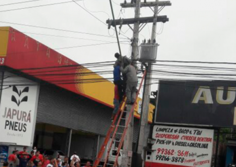 Durante serviço, homem é eletrocutado e fica pendurado em poste de Manaus