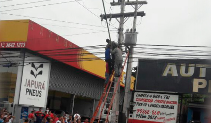 Durante serviço, homem é eletrocutado e fica pendurado em poste de Manaus