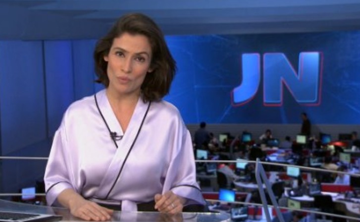  Roupa de Renata Vasconcellos no Jornal Nacional vira meme e jornalista se troca em seguida