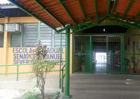 Em Manaus, dupla invade escola ao lado de delegacia e faz arrastão