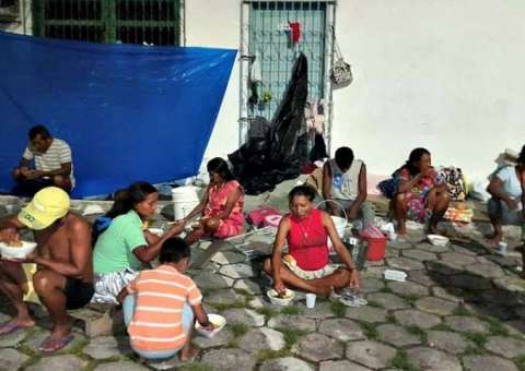 Venezuelanos acampados em Terminal Rodoviário serão transferidos para abrigo nesta quinta