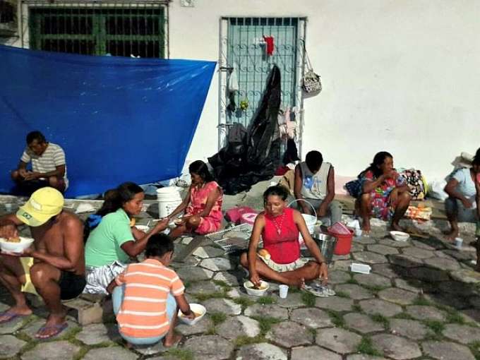 Venezuelanos acampados em Terminal Rodoviário serão transferidos para abrigo nesta quinta