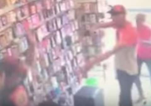 Câmeras flagram dupla armada assaltando loja no centro de Manaus