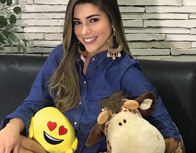 Ex-bbb Vivian estreia como youtuber e bomba ao fazer 50 revelações 