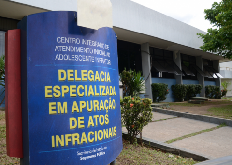 Adolescente que ateou fogo em colega se entrega à polícia e revela motivo do crime