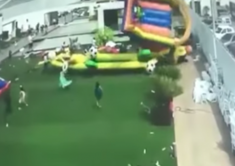  Chocante: Forte vento faz brinquedos infláveis voarem com crianças e o pior acontece