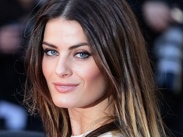 Isabeli Fontana aparece completamente nua em foto que foi excluída de ensaio sensual