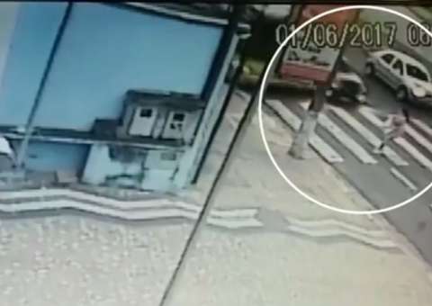 Com bebê de 4 meses no colo, mulher é atropelada em faixa de pedestres; Veja vídeo