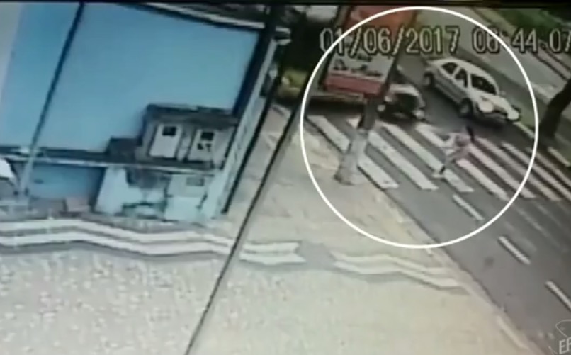 Com bebê de 4 meses no colo, mulher é atropelada em faixa de pedestres; Veja vídeo