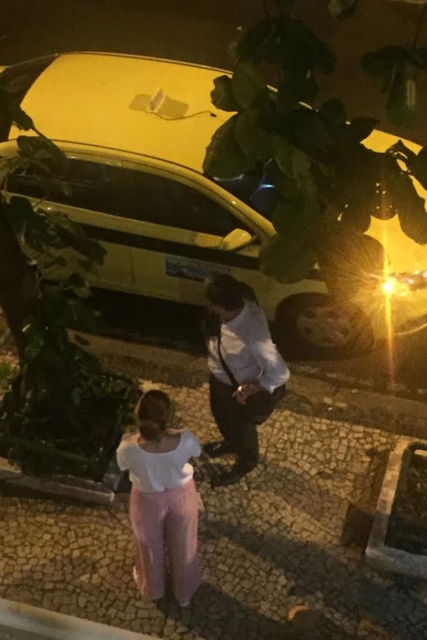 William Bonner é flagrado pela 1ª vez com namorada deixando a Globo