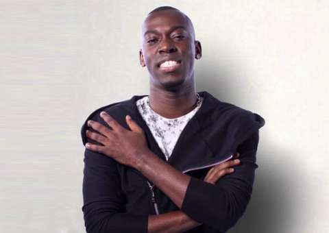 Cantor Beleleu faz show no Flutuante Sedutor