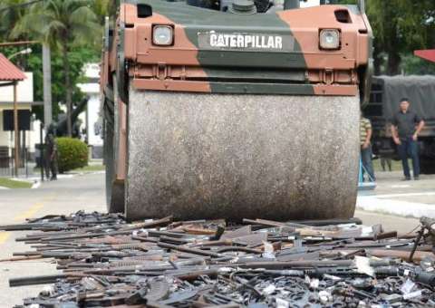 Polícia Federal e Exército destroem 4 mil armas recolhidas nos últimos dois anos no Rio