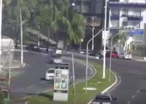  'Sortudo' escapa da morte após quase ser atropelado por caminhão desgovernado