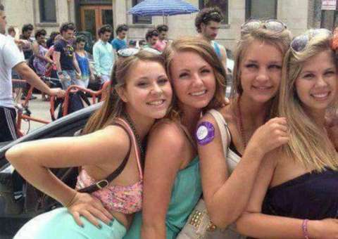 Internautas acham detalhe incomum e foto de amigas viraliza na web