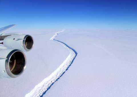 Iceberg gigante tem fenda de 130 km e está prestes a se desprender da Antártica