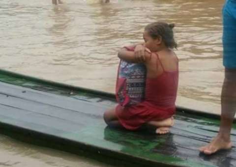Garota comove internet ao salvar livros de enchente  