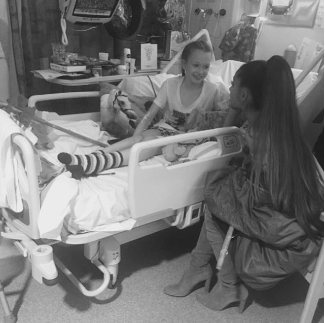 Ariana Grande visita fãs internados após atentado em Manchester