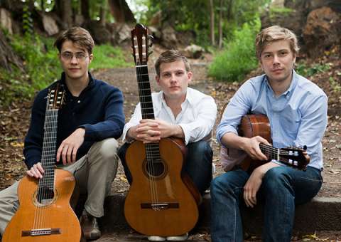 Trio norte-americano de violões Mobius se apresenta com Orquestra de Violões do Amazonas