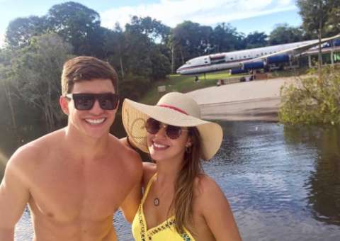 Ex-BBB Vivian anuncia viagem romântica com Manoel para fora do Brasil