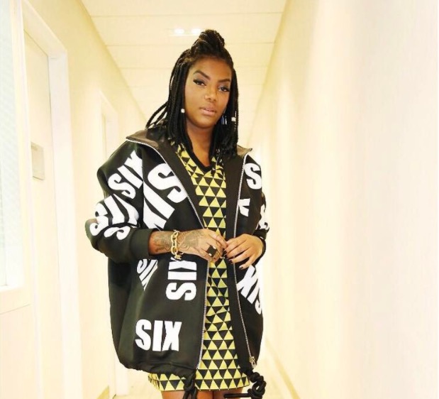 Em Manaus, Ludmilla curte passeio de lancha no rio Negro