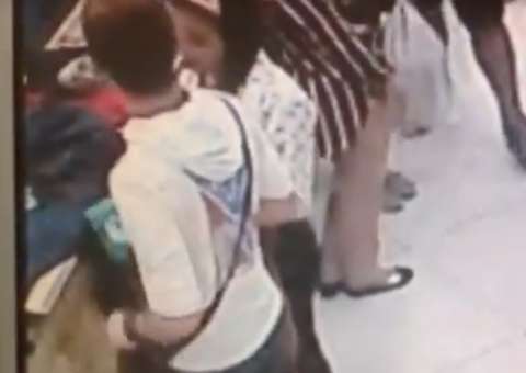 Câmera flagra dupla roubando roupas de loja em shopping de Manaus