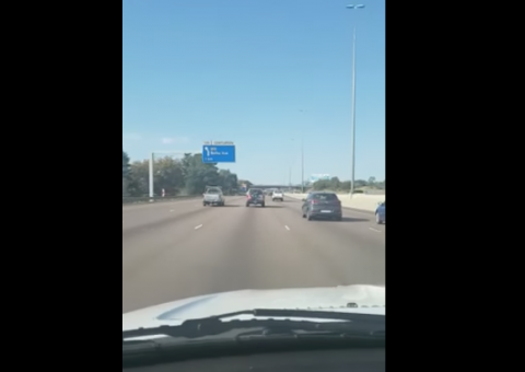 Vídeo mostra ladrão fazendo ‘acrobacia’ para roubar carga de carro em movimento