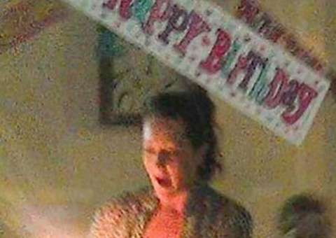 Mulher tira foto em frente a espelho e detalhe assustador chama atenção