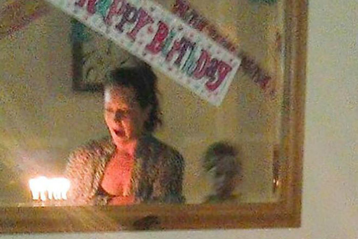 Mulher tira foto em frente a espelho e detalhe assustador chama atenção