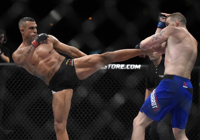 UFC: Vitor Belfort vence e promete fazer mais lutas; 'Vão ter que me aguentar'