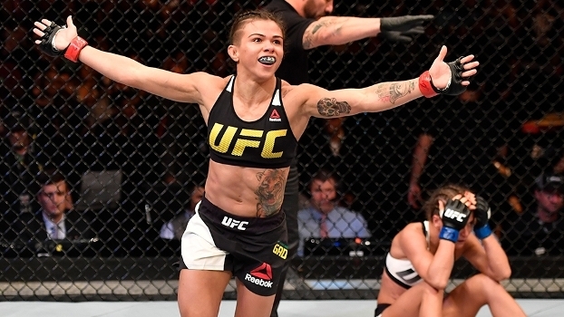 Com mata-leão, Cláudia Gadelha finaliza Karolina Kowalkiewicz no UFC
