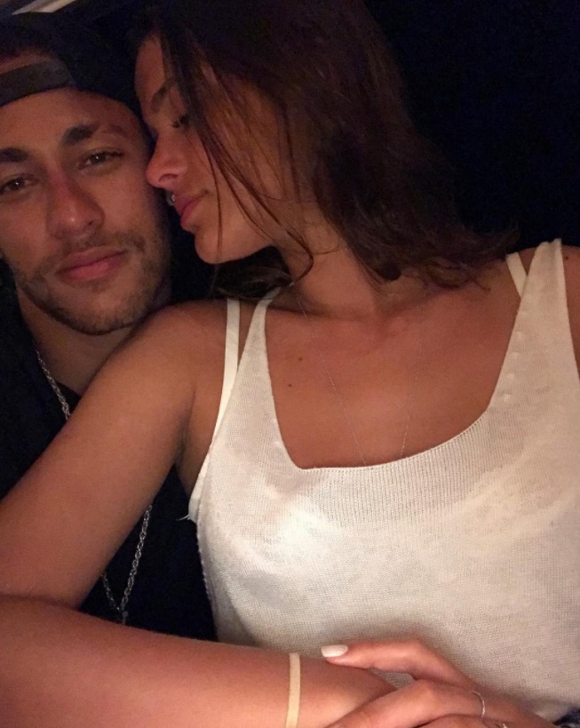 Com saudades, Neymar posta foto com Bruna Marquezine e se declara