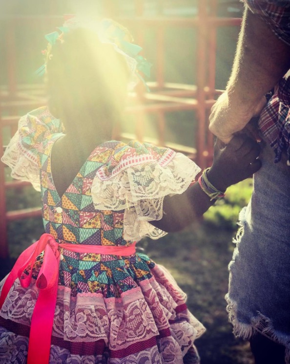  Giovanna Ewbank e Bruno Gagliasso encantam fãs com foto de 1ª festa junina da filha