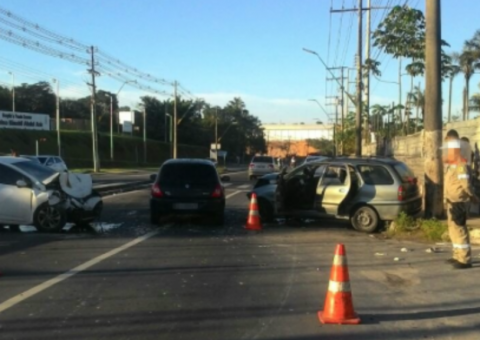 Colisão entre veículos deixa 5 pessoas feridas em Manaus