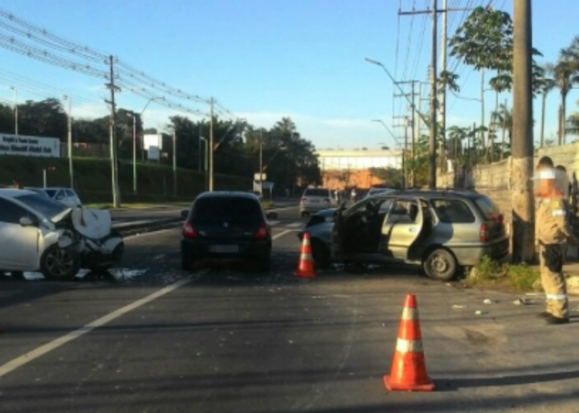 Colisão entre veículos deixa 5 pessoas feridas em Manaus