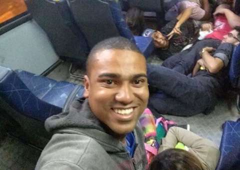 Jovens fazem selfie durante tiroteio no Rio e foto viraliza na web