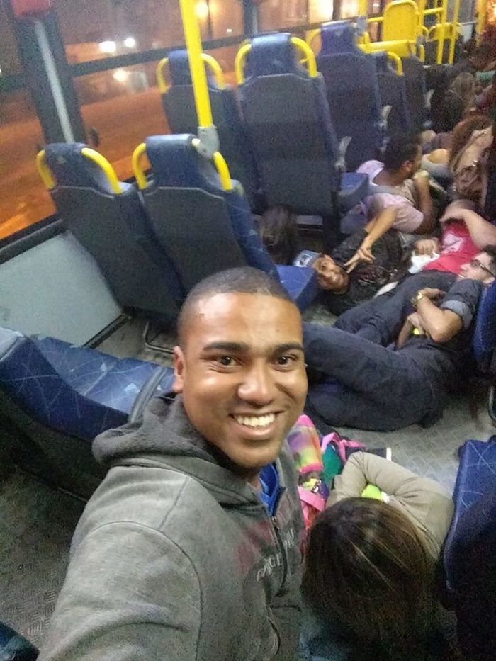 Jovens fazem selfie durante tiroteio no Rio e foto viraliza na web