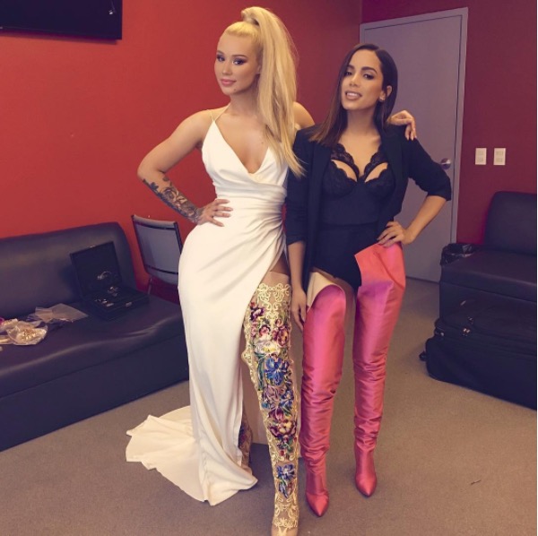 Iggy Azalea posta nova foto com Anitta e se declara para brasileira após polêmica