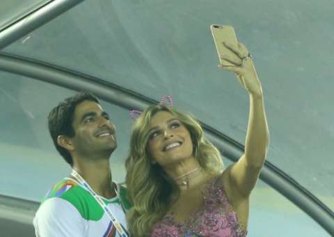 Grazi Massafera completa 1 ano de namoro com milionário e comemora na web