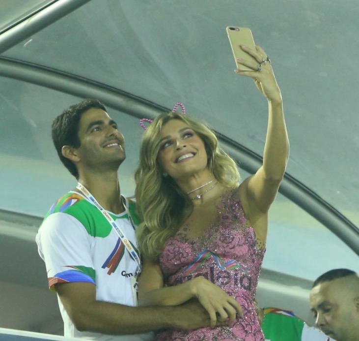 Grazi Massafera completa 1 ano de namoro com milionário e comemora na web