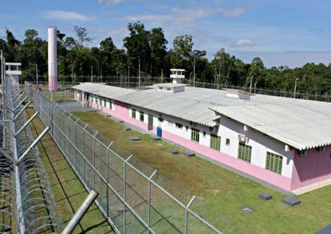 Polícia faz revista em presídio feminino no Amazonas