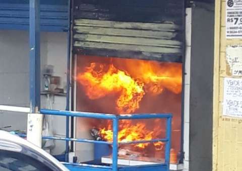 Incêndio destrói restaurante na feira da Manaus Moderna