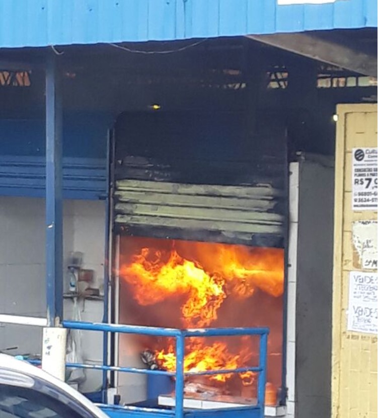 Incêndio destrói restaurante na feira da Manaus Moderna